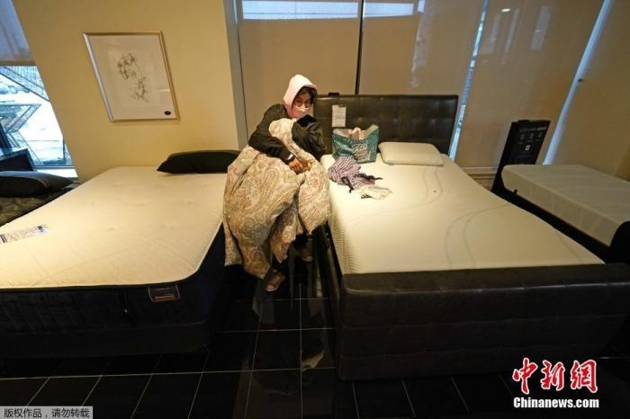 當(dāng)?shù)貢r間2月17日，美國得州的一家畫廊兼家具店內(nèi)，大批民眾來此避寒取暖，其中不乏一些人帶著被子來過夜。美國近日遭遇極寒天氣侵襲，多地氣溫創(chuàng)近年新低，其中得州災(zāi)情最嚴(yán)重，暴風(fēng)雪導(dǎo)致電網(wǎng)在酷寒中癱瘓，約400萬居民家中長時間停電。美國國家氣象局表示，得州休斯敦等地的氣溫甚至比靠近北極圈的阿拉斯加還要低。