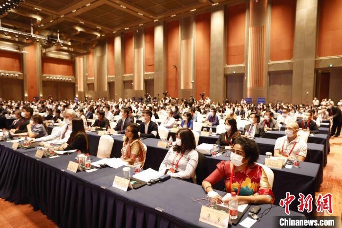 500余名專家學者、嘉賓代表以線上線下方式參加開幕式?！∈⒓样i 攝
