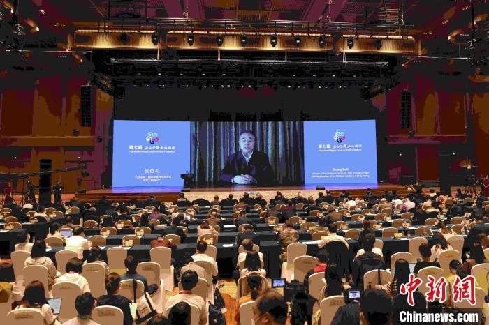 中國工程院院士、“人民英雄”國家榮譽稱號獲得者張伯禮通過視頻發(fā)表主旨演講?！∈⒓样i 攝