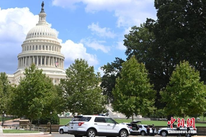 當(dāng)?shù)貢r(shí)間8月19日，一名男子駕駛黑色皮卡至國會(huì)圖書館前，并聲稱車上有炸彈。該事件導(dǎo)致美國國會(huì)大廈周邊街道封鎖，警方還疏散了周邊國會(huì)辦公樓和聯(lián)邦最高法院里的工作人員。圖為警方在美國會(huì)大廈西側(cè)廣場(chǎng)警戒。 <a target='_blank' href='http://www.chinanews.com/'>中新社</a>記者 陳孟統(tǒng) 攝