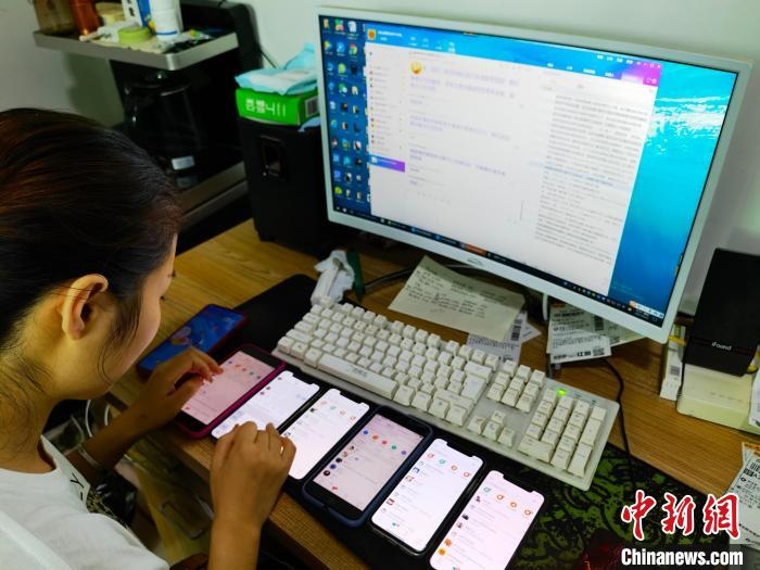 圖為網(wǎng)絡(luò)客服為網(wǎng)上“專車座套”客戶答疑釋惑?！巫雍?攝