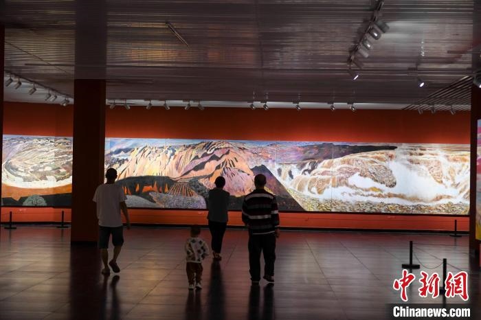 162米巨幅油畫長卷《黃河》吸引市民駐足觀看?！钊A峰 攝