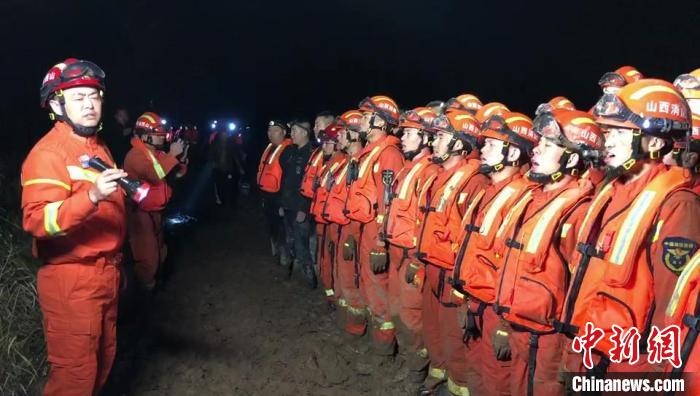 平遙縣消防救援大隊(duì)大隊(duì)長龔宇作總攻發(fā)起前的動(dòng)員?！￠Z旭輝 攝