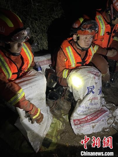 短暫修整期間，消防員脫掉鞋襪，用編織袋套住腿腳保暖?！￠Z旭輝 攝