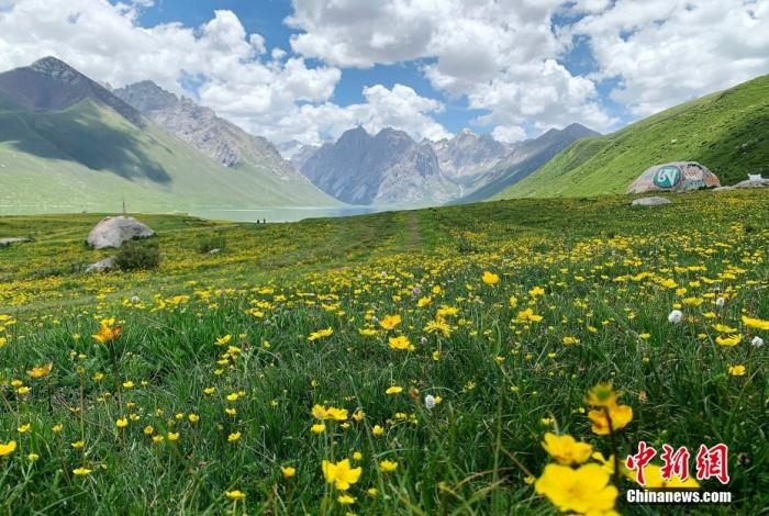位于青海省果洛藏族自治州久治縣的年保玉則意為“神圣不可侵犯的地方”，山形如蓮花，總面積3469平方公里，保存有冰蝕地貌、冰磧地貌、現(xiàn)代冰川等地質(zhì)遺跡，有“天神后花園”之稱。
<a target='_blank' href='http://www.chinanews.com/'>中新社</a>記者 孫睿 攝