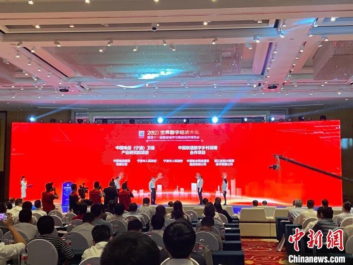 簽約現(xiàn)場(chǎng)?！×植?攝