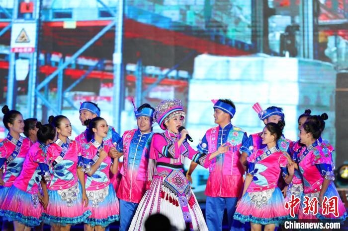 專場晚會上的民族歌舞表演?！涕L嬌 攝
