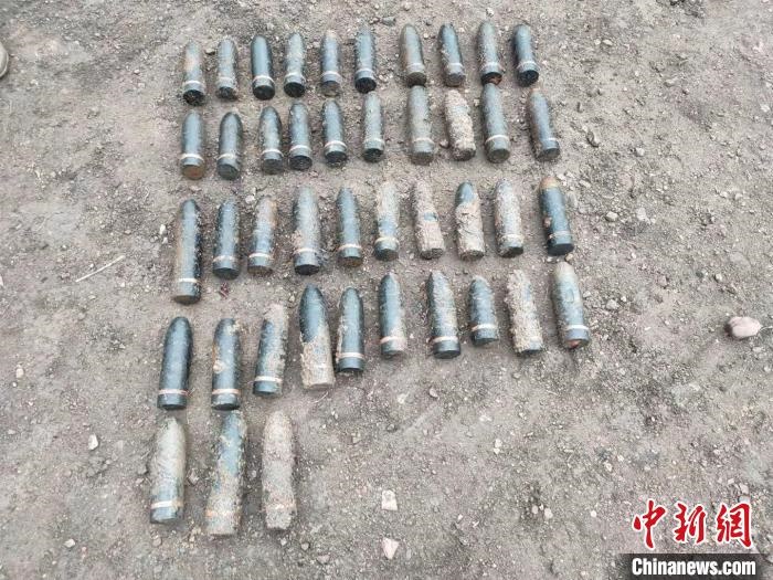圖為發(fā)現(xiàn)的遺留炮彈。　特日格樂 攝