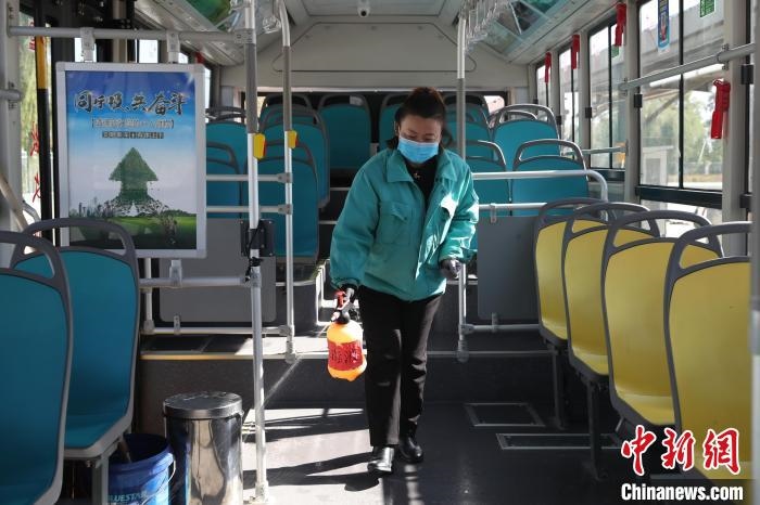 工作人員正在對公交車進(jìn)行消殺?！∮诰?攝