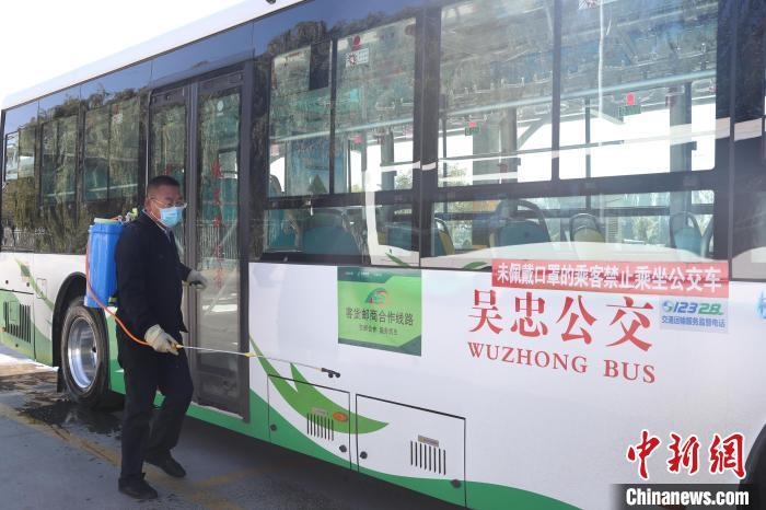 工作人員正在對公交車進(jìn)行消殺?！∮诰?攝