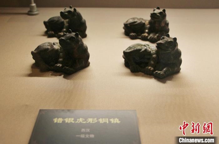 一級(jí)文物錯(cuò)銀虎形銅鎮(zhèn)?！≮w曉 攝