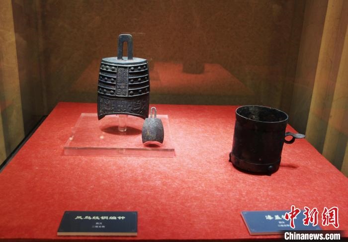 二級(jí)文物西漢鳳鳥紋銅編鐘、漆蓋銅卮?！≮w曉 攝
