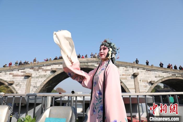 2019京杭對(duì)話的大運(yùn)河京杭雅集活動(dòng)中，浙江昆劇團(tuán)國(guó)家一級(jí)演員楊崑在中國(guó)大運(yùn)河(杭州段)上進(jìn)行表演?！⌒燔?攝 攝