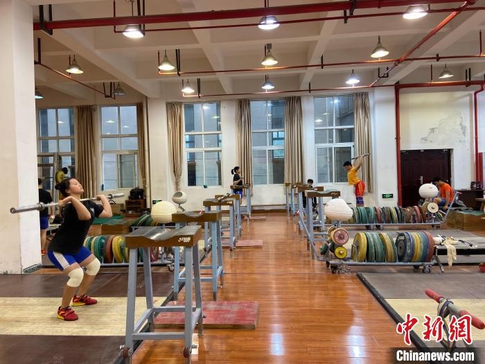 石智勇的師弟師妹們訓(xùn)練場(chǎng)景?！×植?攝