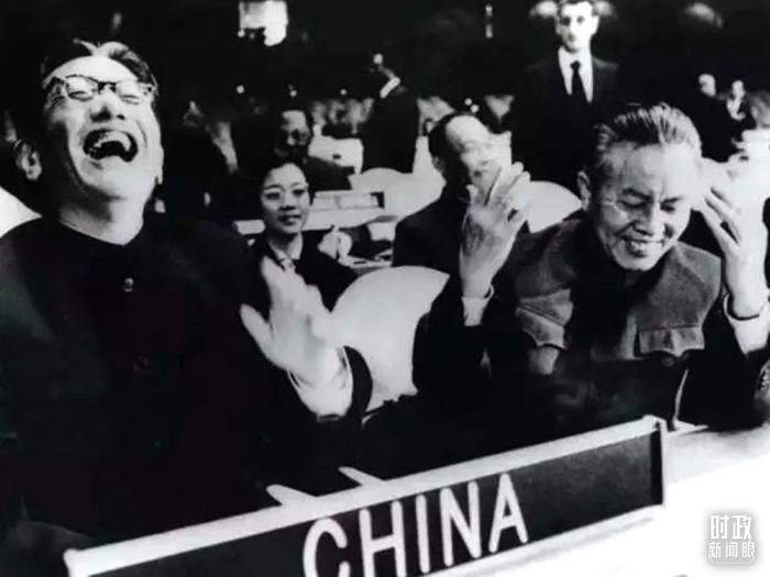 △1971年11月15日，以外交部副部長喬冠華(左一)為團長、黃華(右一)為副團長的中國代表團，首次出現(xiàn)在聯(lián)合國大會上。(資料圖)