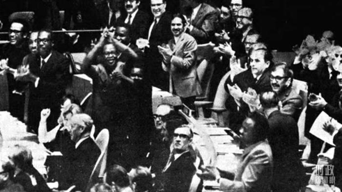 △第2758號決議通過后，現(xiàn)場爆發(fā)出熱烈歡呼聲。(資料圖)