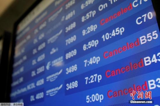 水管破裂造成第四航站樓的多家航班延誤或取消。圖為航站樓內(nèi)的電子公告牌顯示航班信息。