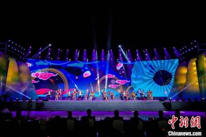 圖為中國(guó)·重慶秀山第二屆“金山銀山”文化旅游節(jié)開(kāi)幕現(xiàn)場(chǎng)?！⌒闵娇h文旅委供圖