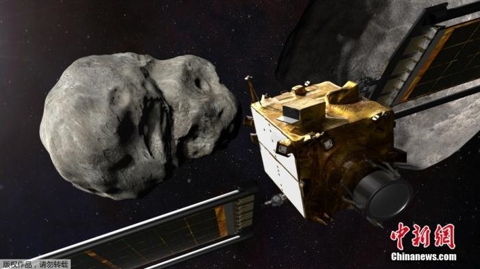 當(dāng)?shù)貢r(shí)間11月4日，法新社公布了兩張來自美國(guó)宇航局的太空效果圖，畫面顯示一艘宇宙飛船從小行星后面進(jìn)行撞擊。據(jù)悉，美國(guó)宇航局計(jì)劃讓一艘以每小時(shí)24000公里的速度飛行的宇宙飛船撞上一顆小行星以進(jìn)行“行星防御”測(cè)試，雖然地球尚且沒有面臨如此緊迫的危險(xiǎn)。