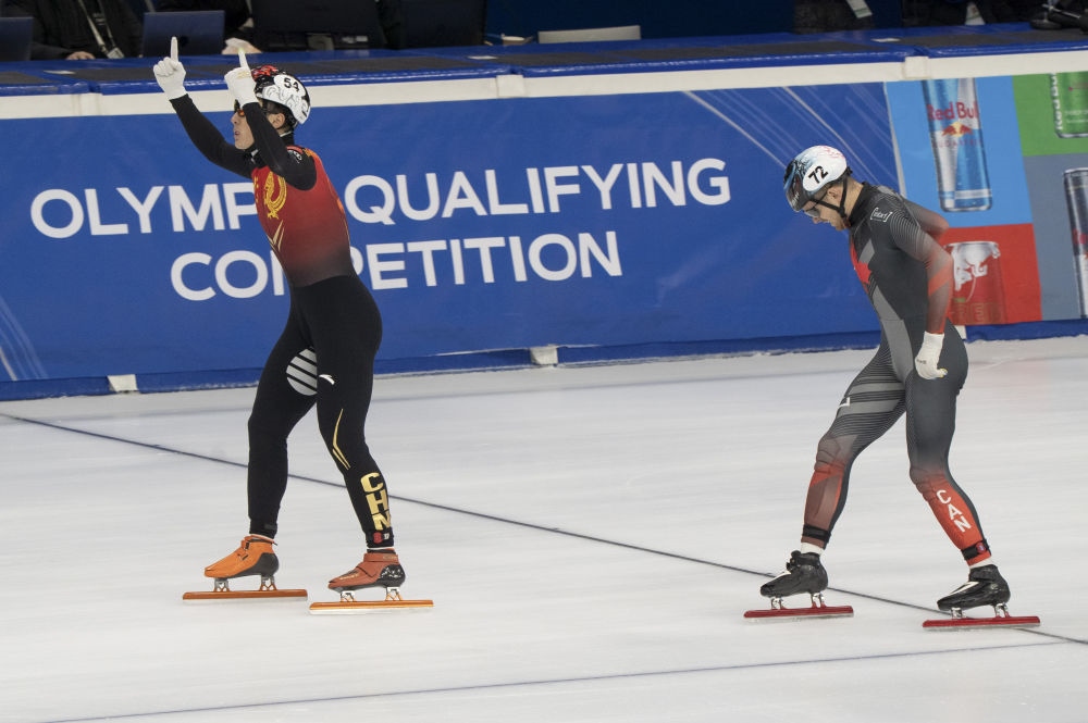 11月20日，任子威(左)在比賽后慶祝。新華社發(fā)(弗爾季·奧蒂洛 攝)