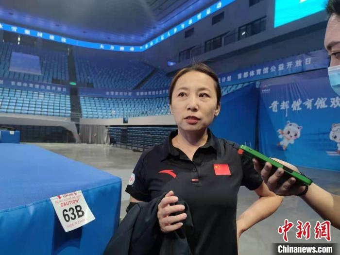 中國滑冰協(xié)會(huì)主席、前中國短道速滑隊(duì)主教練李琰表示，”冰雪惠民計(jì)劃“能推動(dòng)更多人上冰 郝凌宇 攝