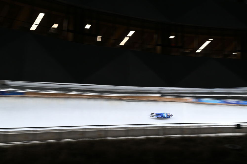 11月21日，美國選手馬茲德澤/泰爾迪曼在團(tuán)體接力比賽中。新華社記者陳益宸攝