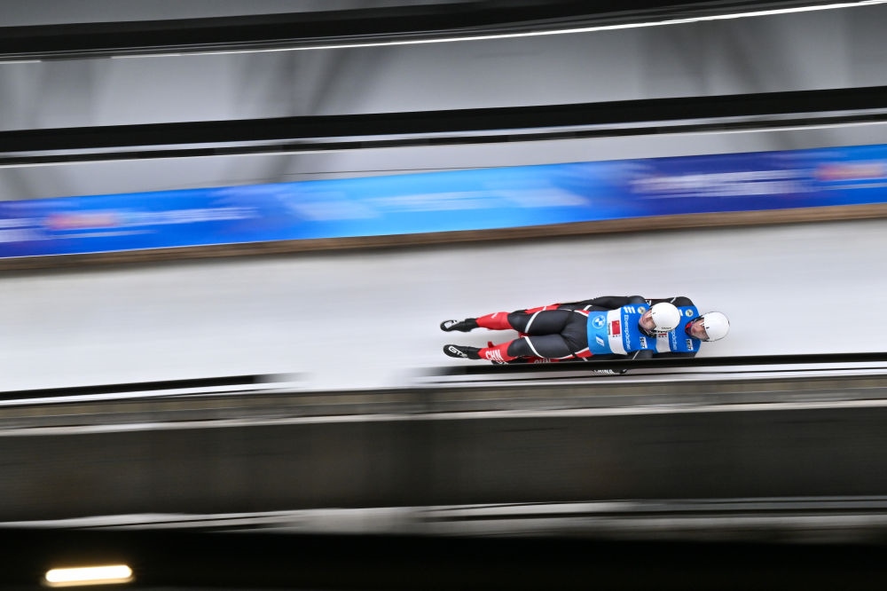 11月21日，“相約北京”國際雪橇聯(lián)合會(huì)雪橇世界杯，中國選手黃葉波/彭俊越在團(tuán)體接力比賽中。新華社記者陳益宸攝