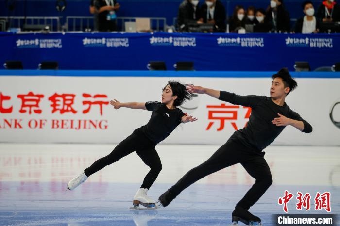 圖為隋文靜、韓聰在測(cè)試賽期間進(jìn)行官方訓(xùn)練 王洋 攝