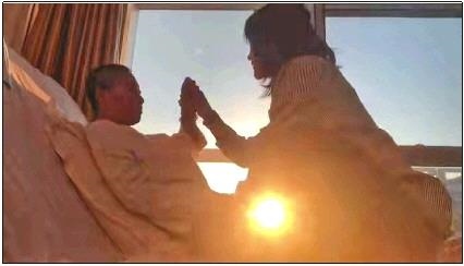 每天早上媽媽醒來后，母女倆都會迎著晨曦握手、擊掌?！∫曨l截圖