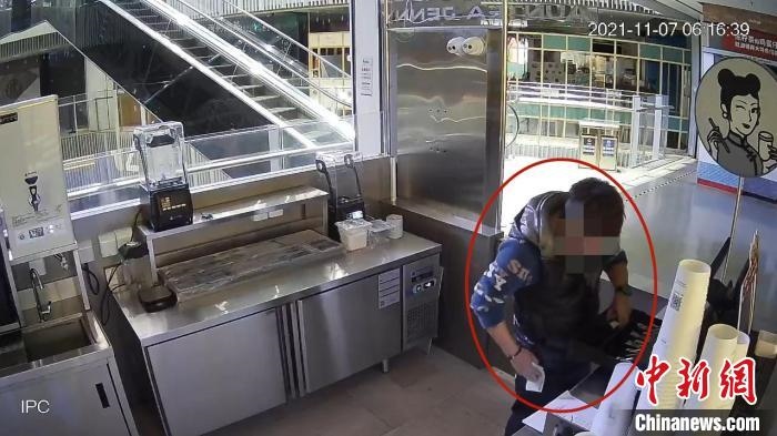 嫌疑人實(shí)施犯罪行為的監(jiān)控視頻?！↑S浦公安供圖