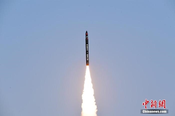 北京時間2021年12月7日12時12分，谷神星一號遙二運載火箭在中國酒泉衛(wèi)星發(fā)射中心成功發(fā)射升空，將搭載的天津大學一號、麗澤一號、寶醞號、金紫荊五號、金紫荊一號03星等5顆小衛(wèi)星順利送入預定軌道，發(fā)射任務獲得圓滿成功。汪江波 攝