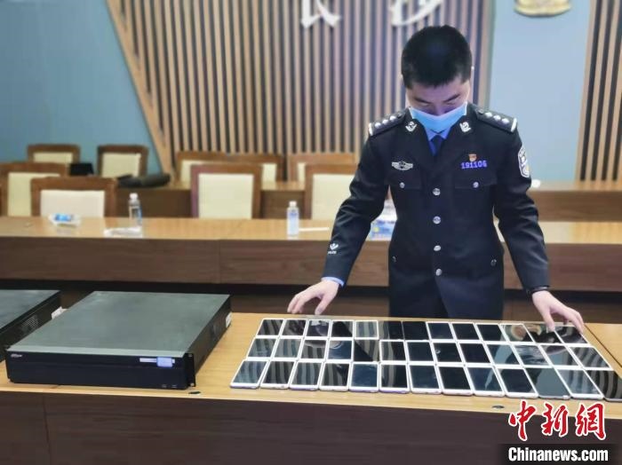 民警展示作案工具。　長(zhǎng)沙市公安局供圖