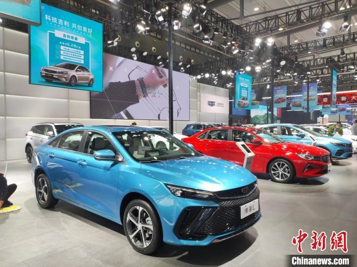 長沙國際車展上展出的汽車?！√菩∏?攝