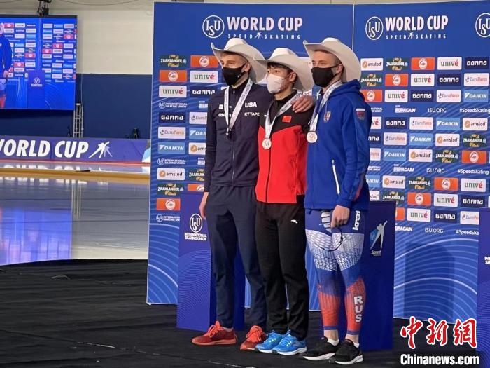 寧忠?guī)r在頒獎(jiǎng)儀式上。　黑龍江省體育局提供