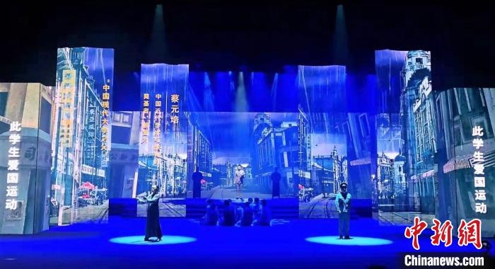 圖為“百年風(fēng)華”大型音樂史詩劇現(xiàn)場(chǎng)?！⒑ｌ` 攝