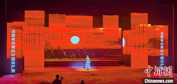 圖為“百年風(fēng)華”大型音樂史詩劇現(xiàn)場(chǎng)。　劉海靈 攝