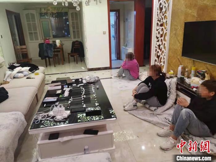 資料圖為果洛藏族自治州公安民警抓獲的犯罪嫌疑人。　瑪沁縣公安局供圖