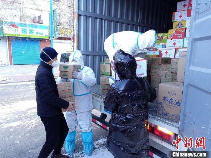 圖為滿洲里物資保障巡回補(bǔ)給車隊配貨現(xiàn)場?！∏靥饌?攝