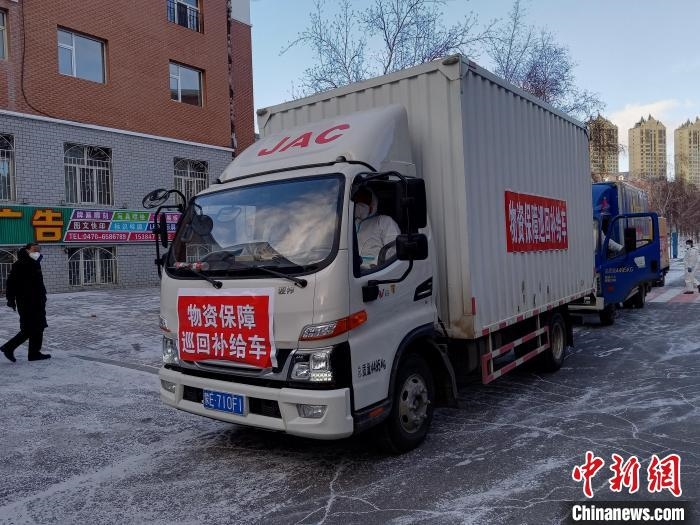 圖為滿洲里物資保障巡回補(bǔ)給車隊配貨現(xiàn)場。　秦甜偉 攝
