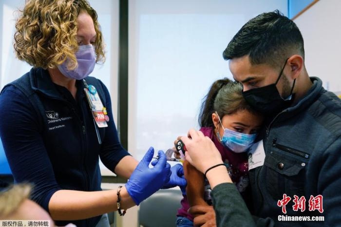 資料圖：當(dāng)?shù)貢r間11月3日，美國華盛頓，國立兒童醫(yī)院為孩子接種疫苗。美國新冠疫苗接種進(jìn)入了一個新階段，數(shù)百萬名小學(xué)生現(xiàn)在可以接種疫苗。