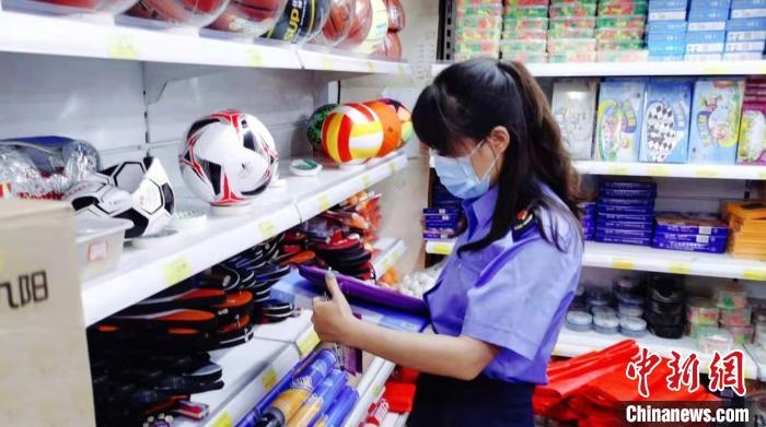 圖為秦皇島市海港區(qū)市場監(jiān)督管理局工作人員正在檢查涉冬奧標(biāo)志商品?！∏鼗蕧u市海港區(qū)市場監(jiān)督管理局供圖