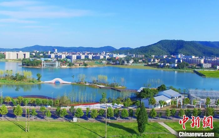 后湖藝術(shù)園?！√菩∏?攝