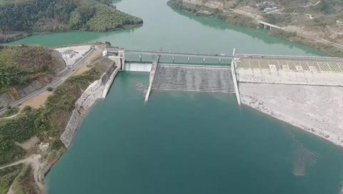 　　圖1 2021年12月7日，督察組使用無人機(jī)拍攝，保護(hù)區(qū)實(shí)驗(yàn)區(qū)內(nèi)的八吝大壩已建成，且未設(shè)置過魚設(shè)施