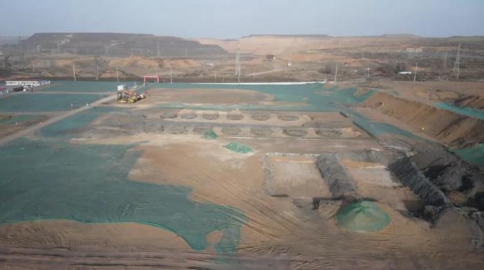 2021年12月11日，督察組使用無人機(jī)拍攝，神木市蘭炭產(chǎn)業(yè)特色園區(qū)檸條塔片區(qū)廢水集中處理設(shè)施僅完成部分基礎(chǔ)建設(shè)