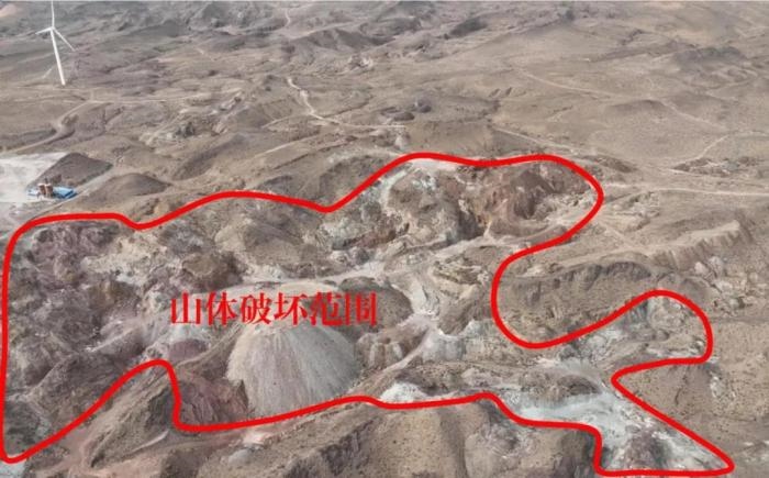  2021年12月12日，督察組使用無人機(jī)拍攝，中寧縣馬道梁北部歷史遺留礦山破壞山體面積達(dá)240余畝，現(xiàn)場滿目瘡痍、千瘡百孔