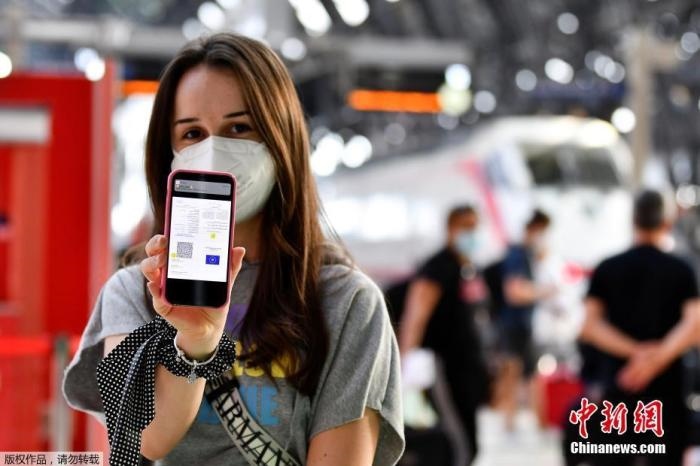 當(dāng)?shù)貢r間2021年9月1日，意大利米蘭，乘客在火車站出示的健康證明。