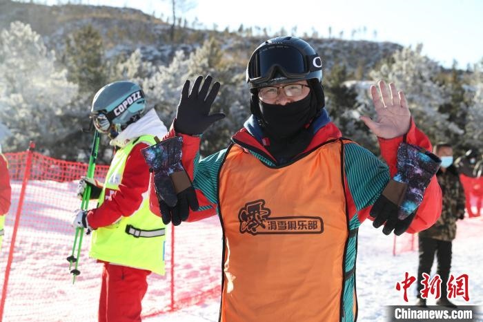 圖為滑雪場現(xiàn)場?！≡S婷 攝