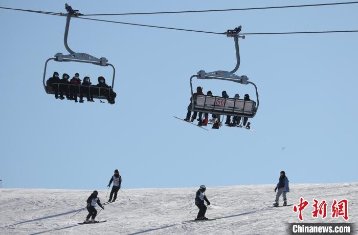 圖為滑雪場現(xiàn)場?！≡S婷 攝