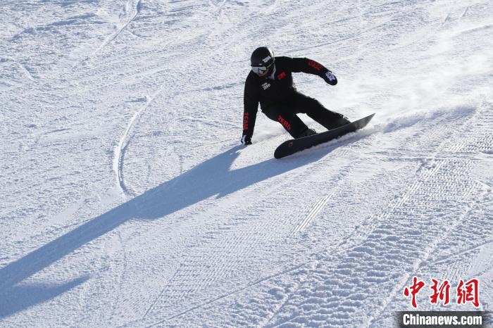 圖為滑雪場現(xiàn)場?！≡S婷 攝