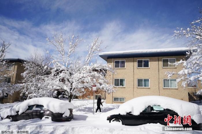 資料圖：當(dāng)?shù)貢r(shí)間2021年3月15日，美國(guó)科羅拉多州丹佛，當(dāng)?shù)赜瓉?lái)強(qiáng)暴風(fēng)雪天氣，城市被積雪覆蓋。